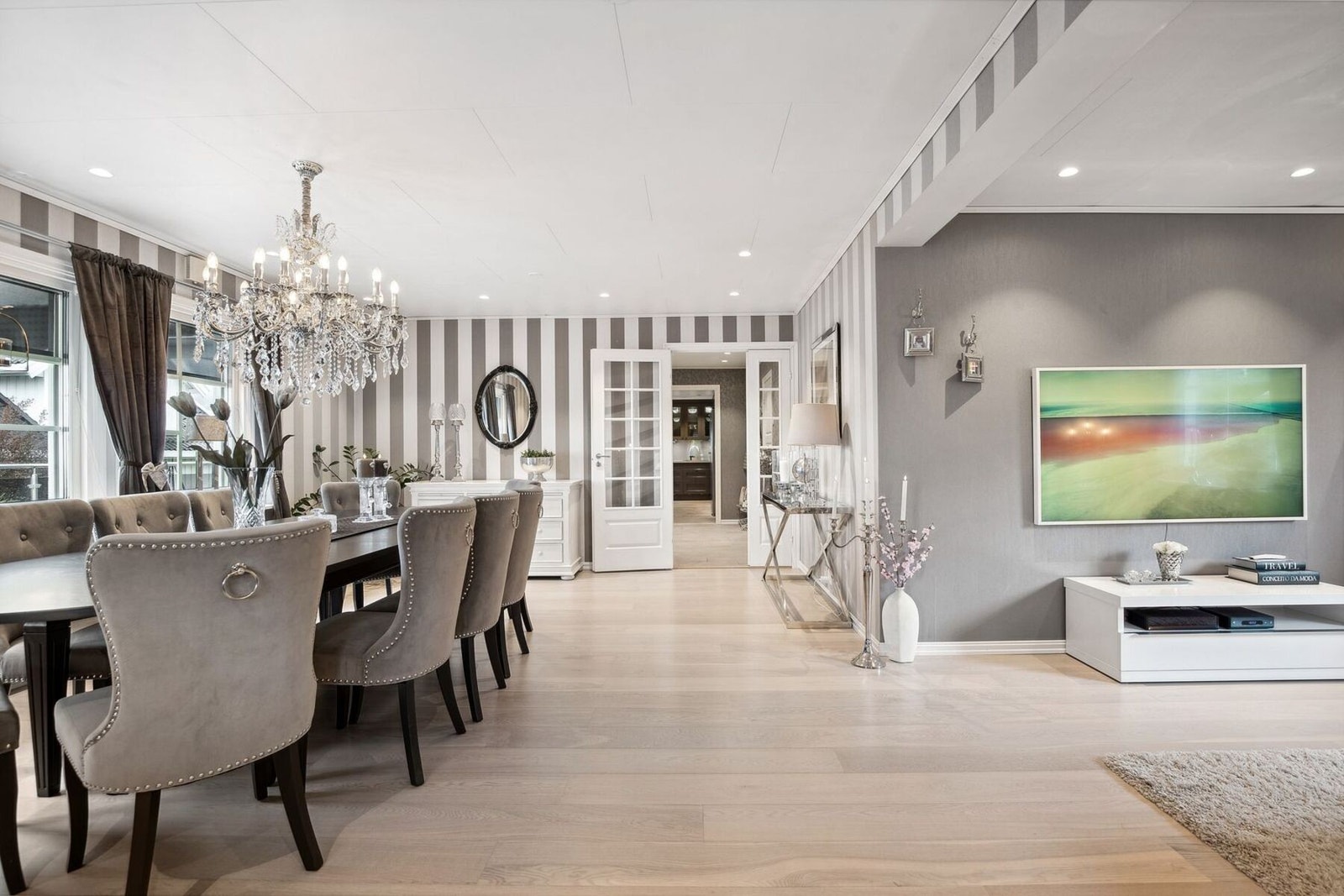 Det er oppvarming via vannbåren varme tilknyttet radiatorer i hele etasjen. Galleribilde