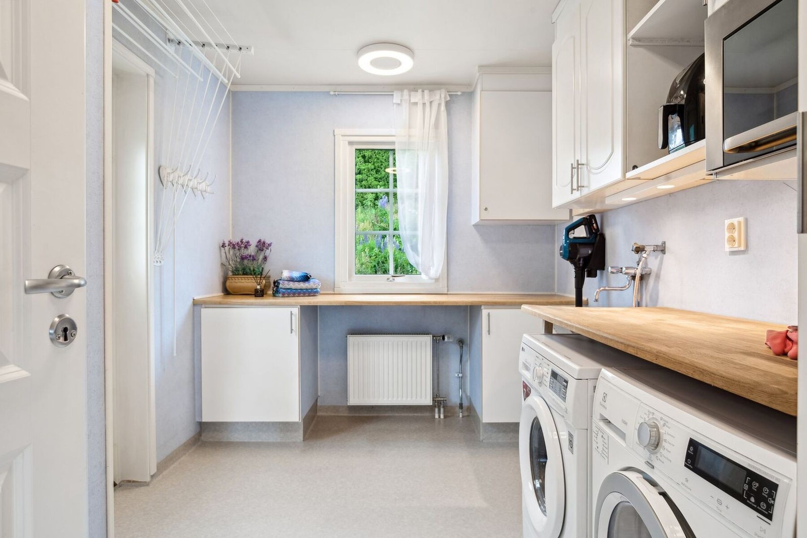 Vaskerommet har egen inngangsdør - perfekt når barna kommer hjem med skittent yttertøy! Galleribilde