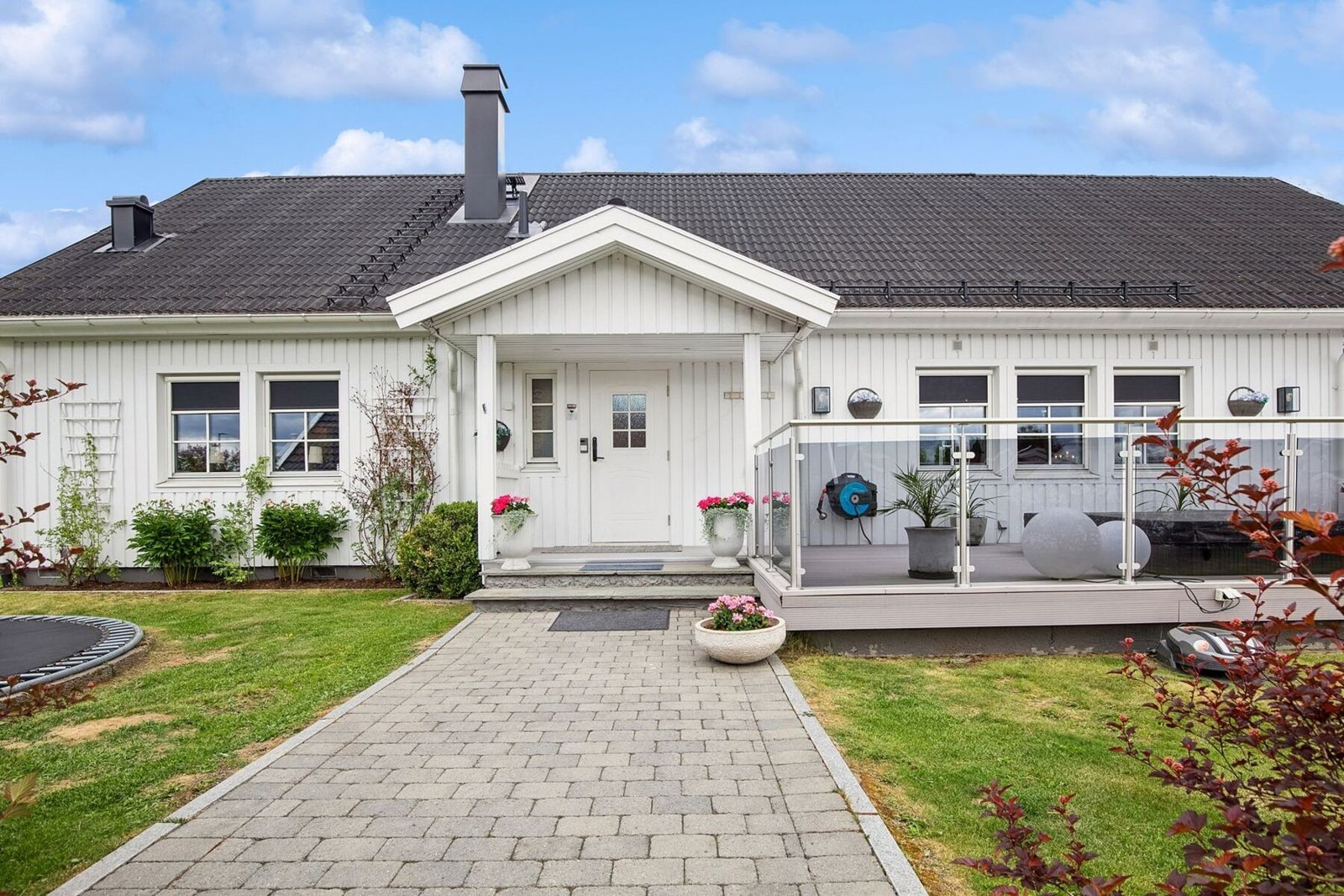 Uteområdene er parkmessig opparbeidet med belegningsstein og store gressplener. Galleribilde