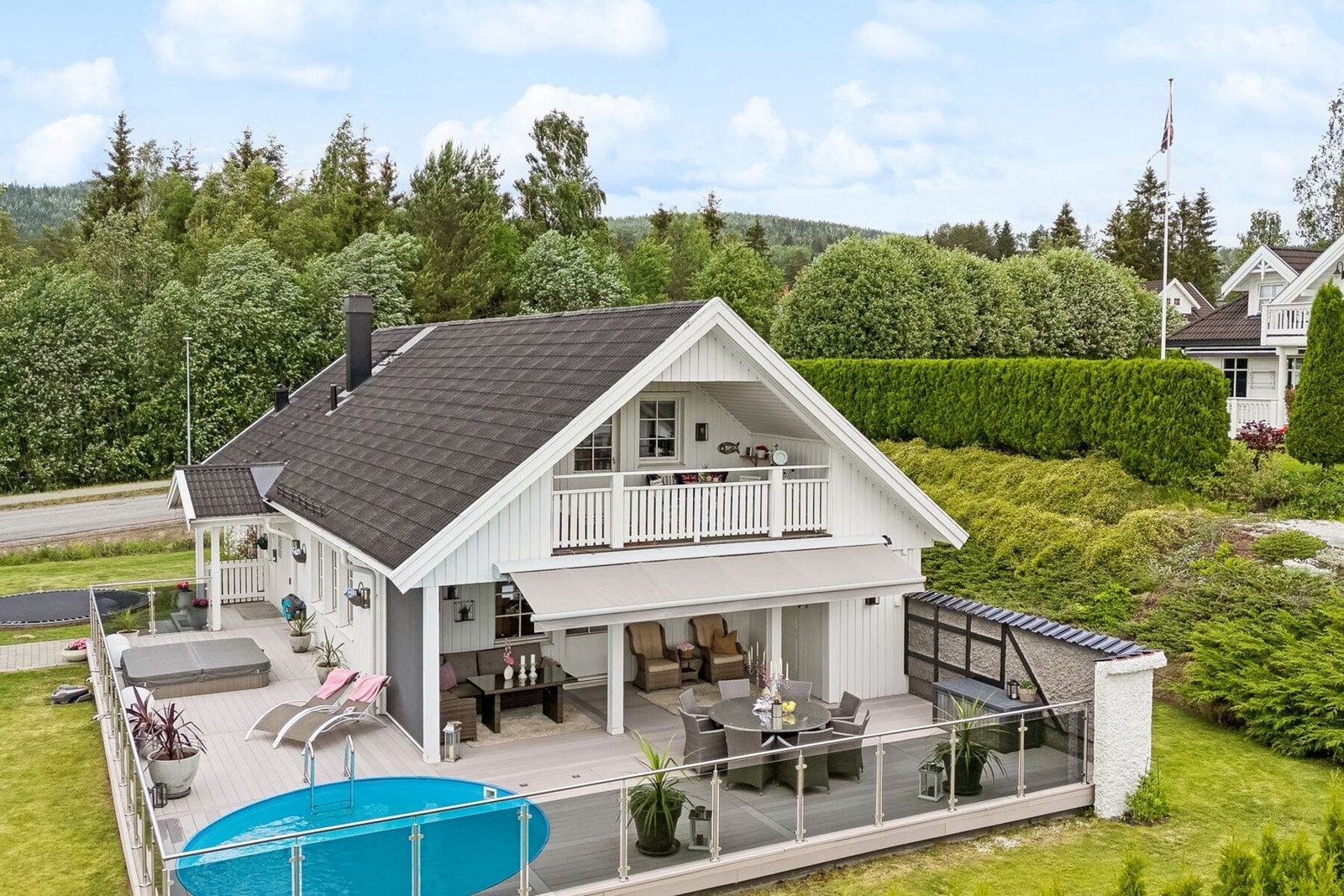 Terrasse på hele 108 m2 med nedfelt basseng og jacuzzi. Galleribilde