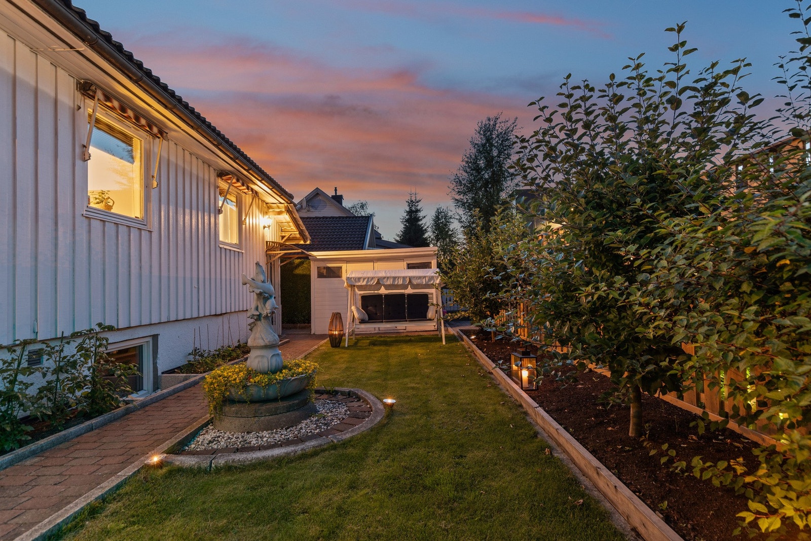 Hage på baksiden av huset er pent opparbeidet. Galleribilde