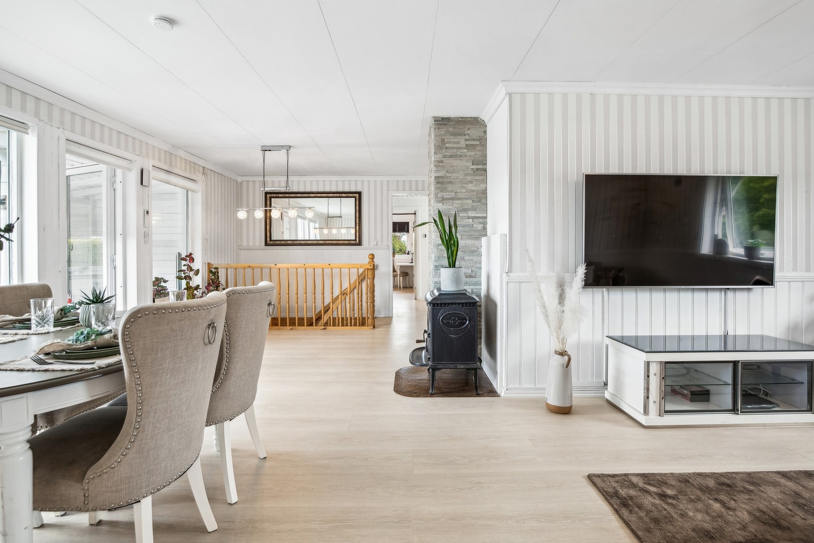 Stuen har store vinduer med fantastiske solforhold og lysinnslipp fra vinduene. Galleribilde