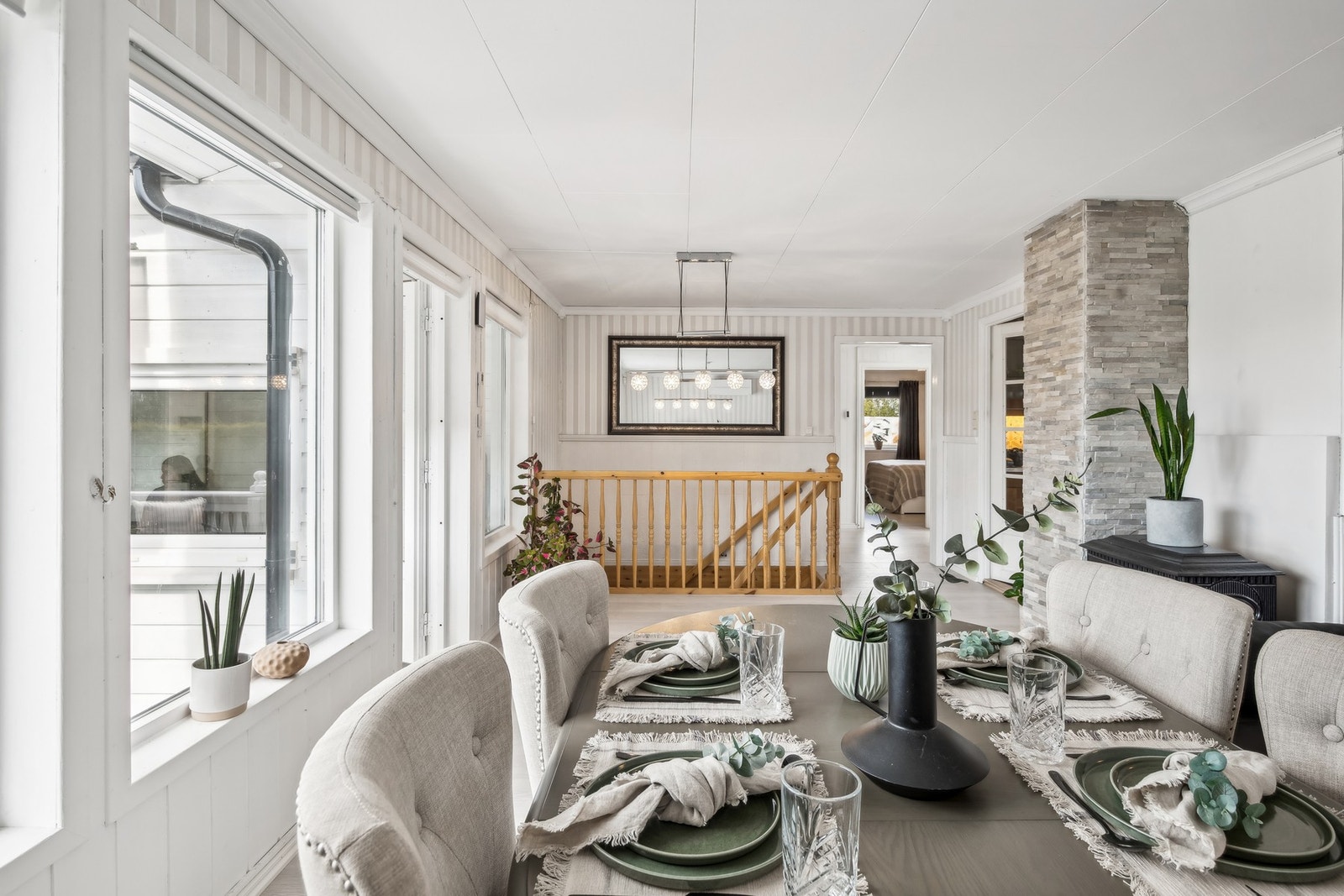 Stuen er stor og luftig med mulighet for flere sittesoner. Galleribilde