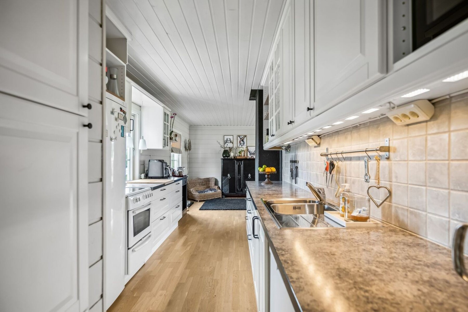 Fliser mellom benkeplaten og overskapene gir et klassisk utseende. Galleribilde