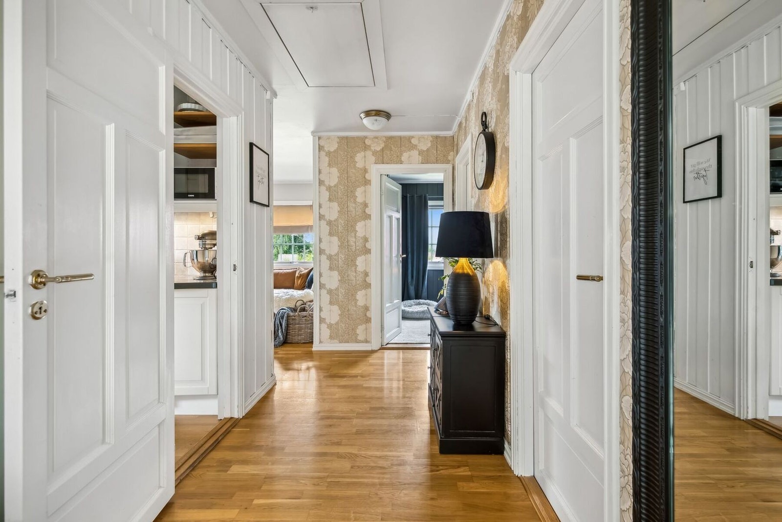 Videre er det trapp opp til mellomgang som fører til stuen. Galleribilde