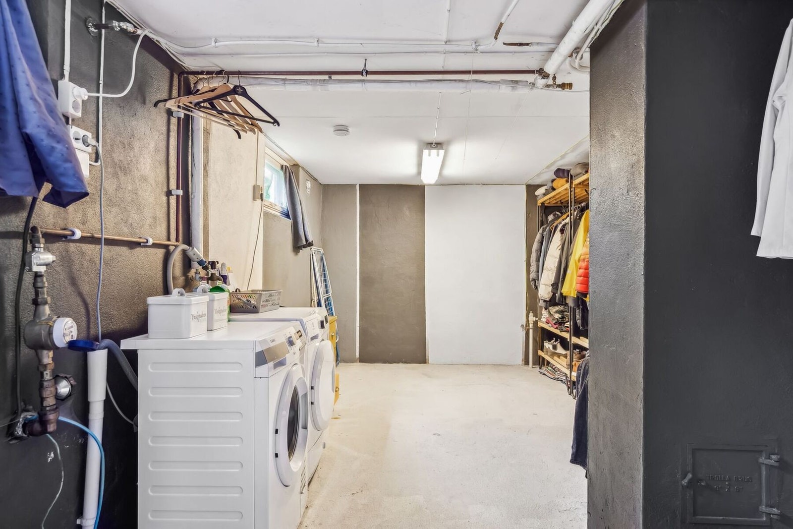 Praktisk vaskerom i underetasjen. Galleribilde