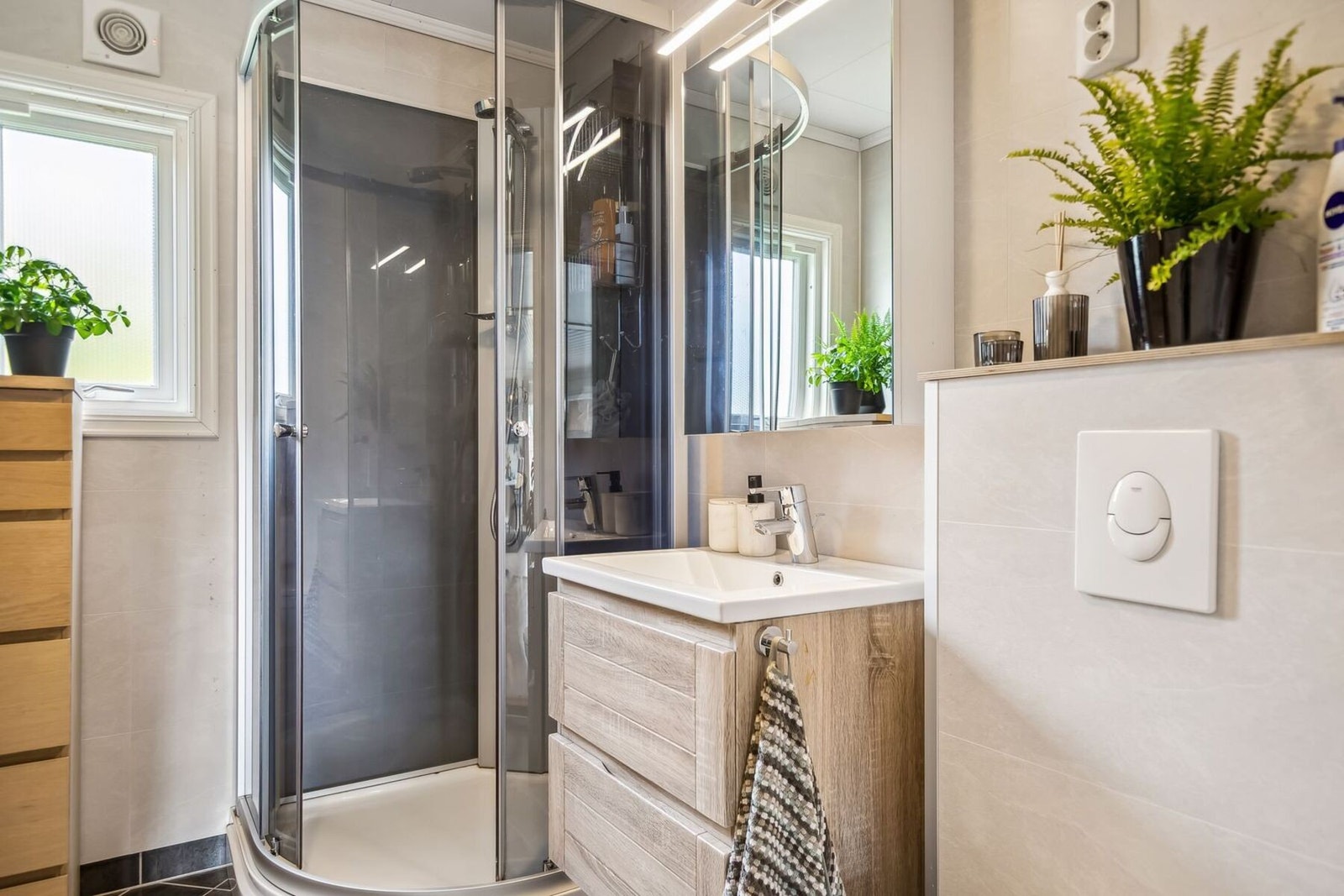 Baderommet ble pusset opp i 2010 og er utstyrt med fliser på gulv og våtromsplater på vegger. Galleribilde