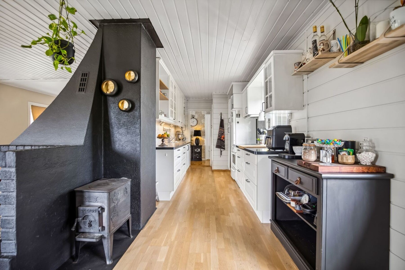 Kjøkkenet har et tidløst design med hvite profilerte fronter og benkeplate av laminat. Galleribilde