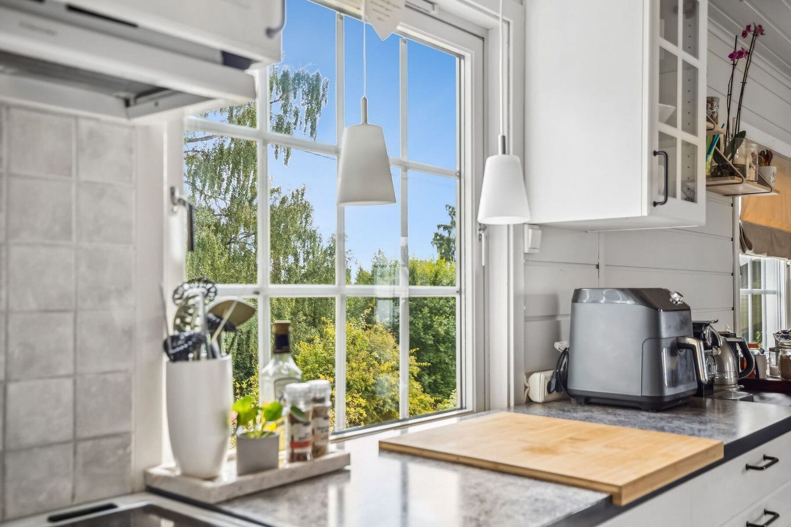 Flott utsyn til grøntområder fra kjøkkenet. Galleribilde