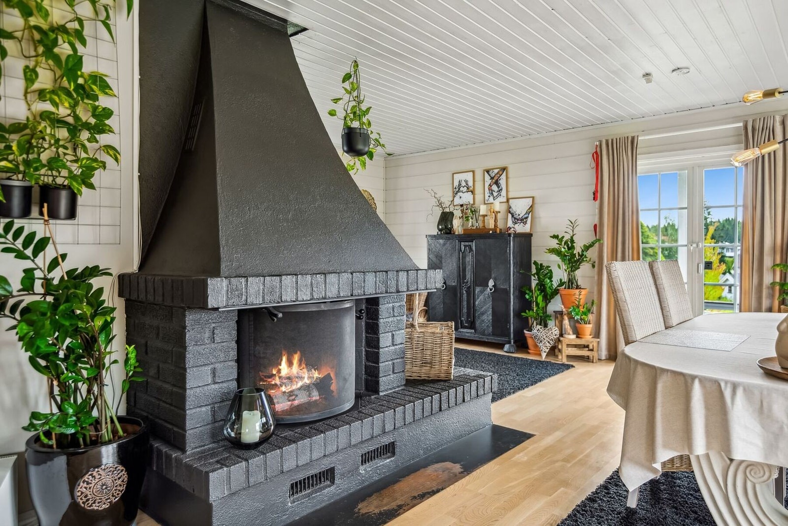 Videre har boligen en åpen vinkelløsning mellom stue og kjøkken. Galleribilde