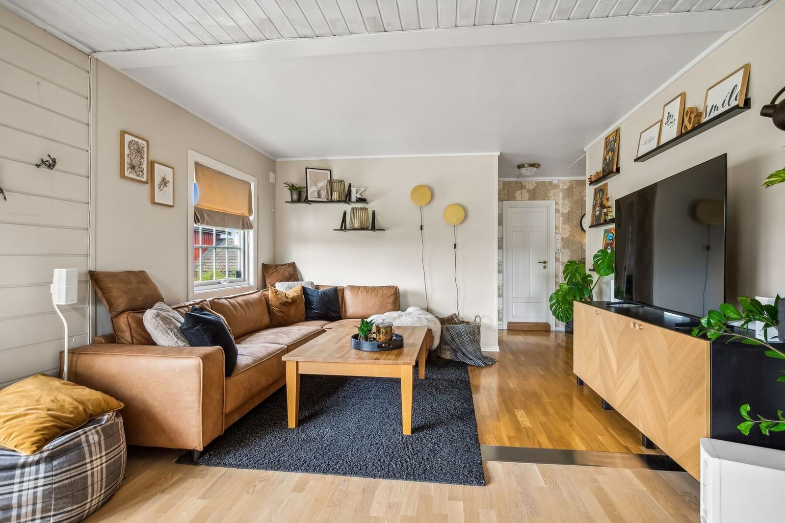 Stuen er malt i lyse farger som gjør det enkelt å møblere etter eget ønske. Galleribilde