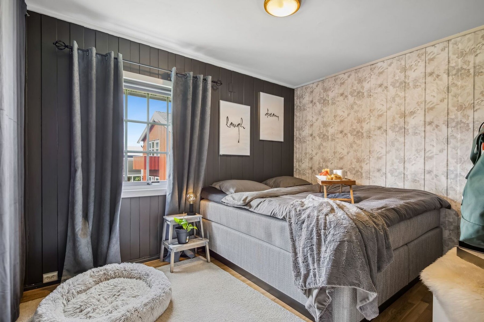 Soverommet er malt i en mørkere gårfarge med en flott kontrastvegg. Galleribilde