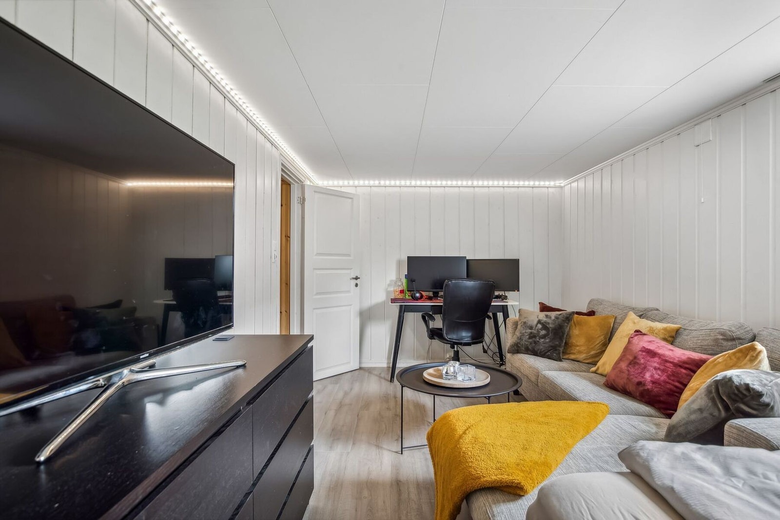 Soverommet er ved inngangspartiet og har plass til både seng og en mindre sofagruppe. Galleribilde