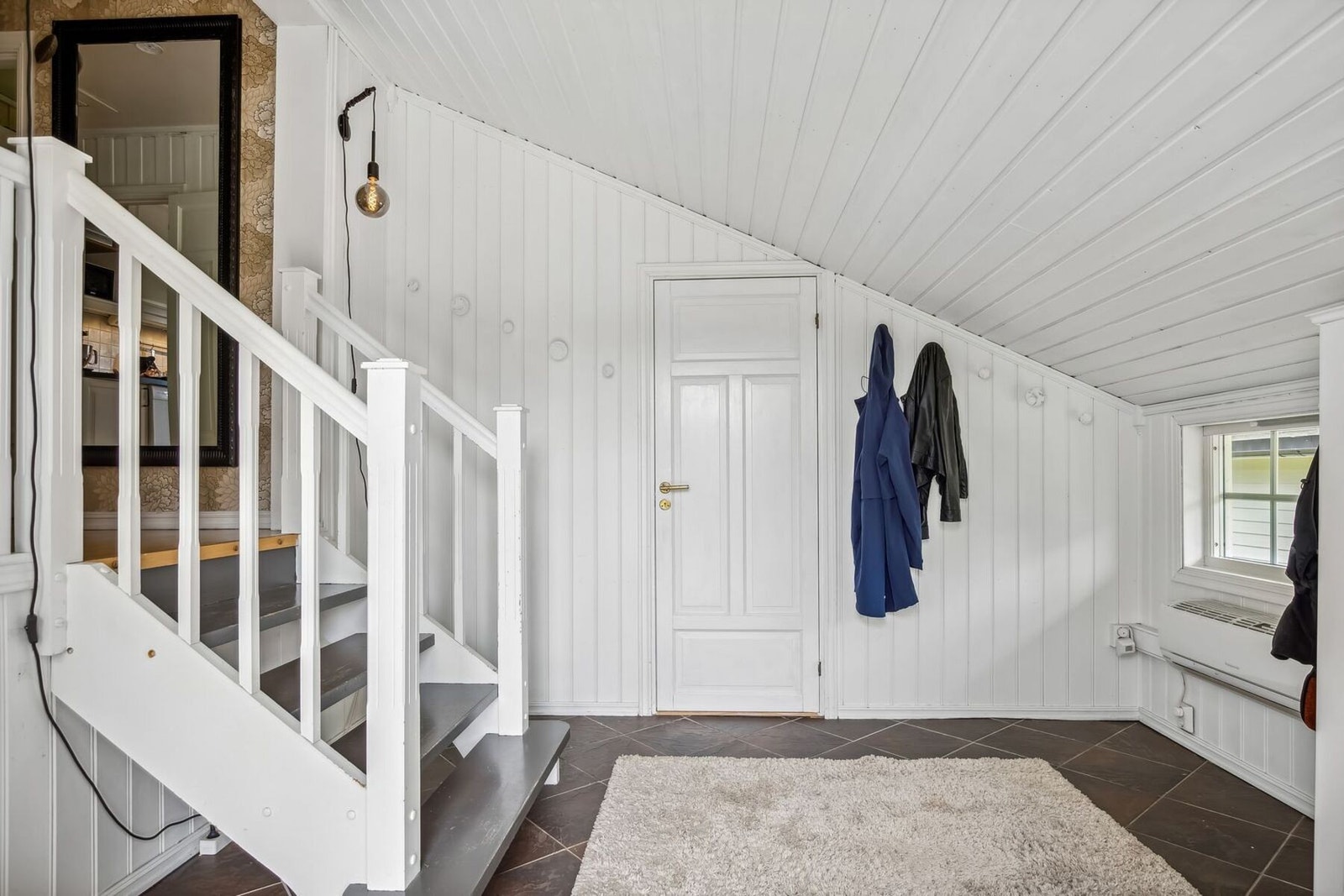 Her blir du møtt av en innbydende og romslig entré med god plass til å ta av og på yttertøy. Galleribilde