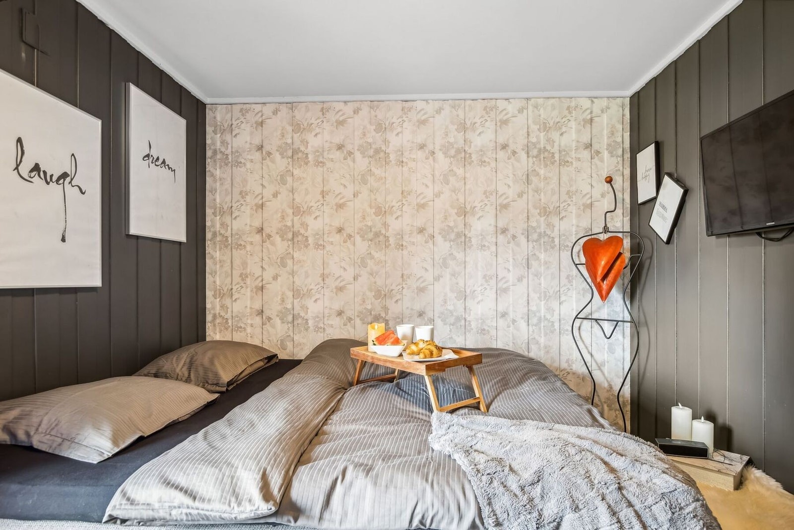 Boligen har tre flotte soverom med plass til seng og noe annet møblement. Galleribilde