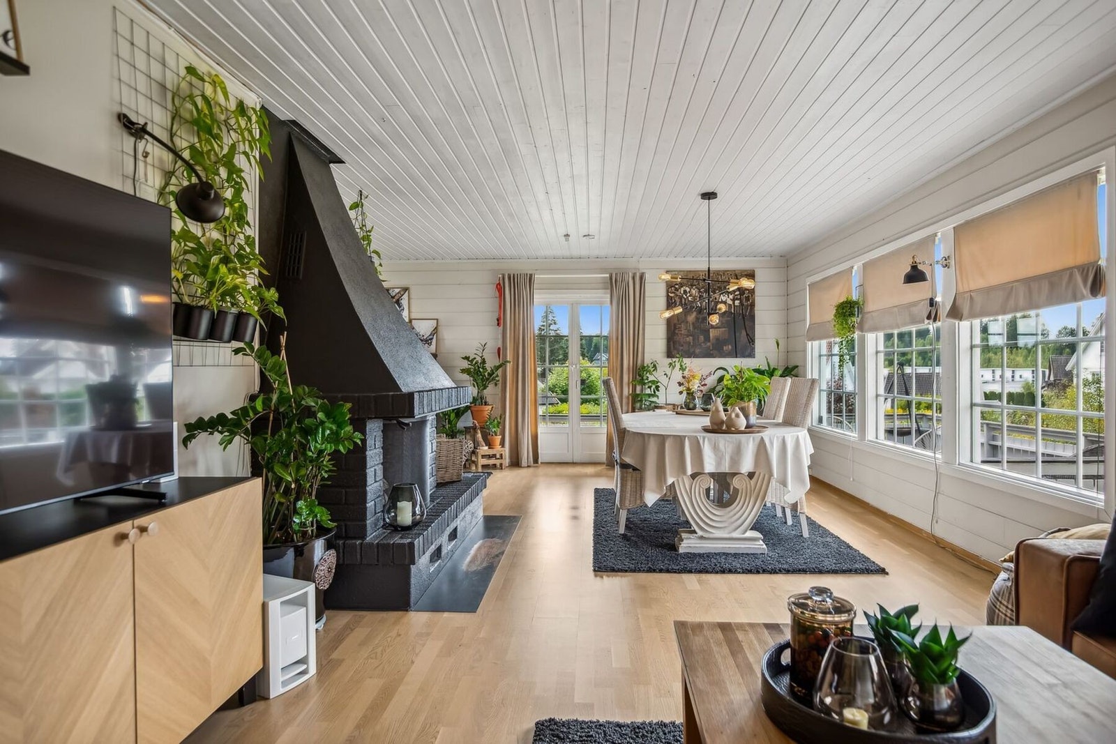 Stuen er av god størrelse med eget sofahjørne og plass til spisebord. Galleribilde