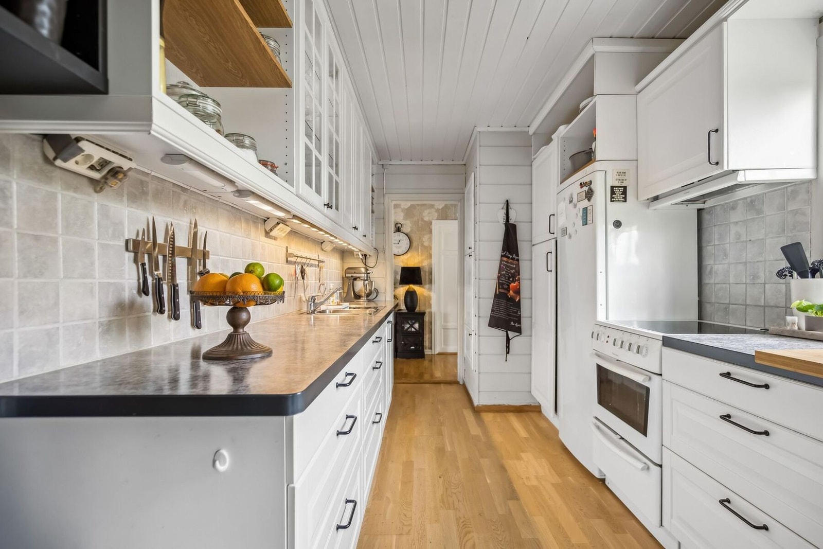 Kjøkkenet har også gode arbeidsflater og rikelig med skapplass, noe som gjør det praktisk og funksjonelt for matlaging. Galleribilde