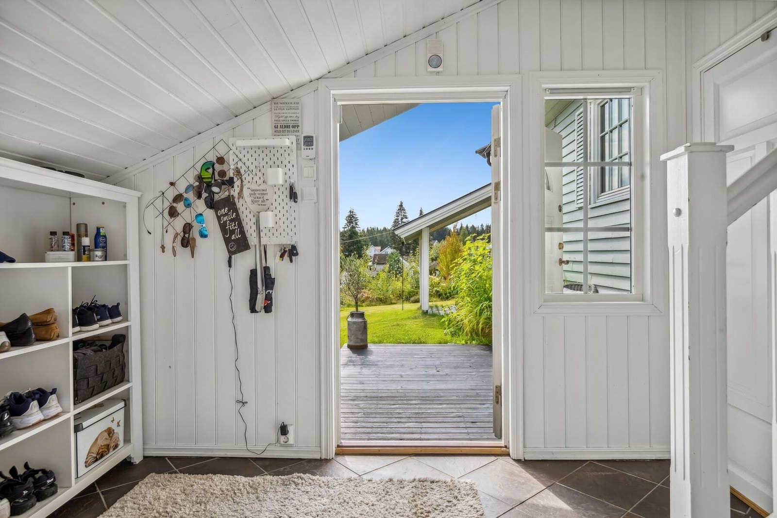 Velkommen inn! Boligen har en praktisk planløsning som egner seg ypperlig for en barnefamilie. Galleribilde