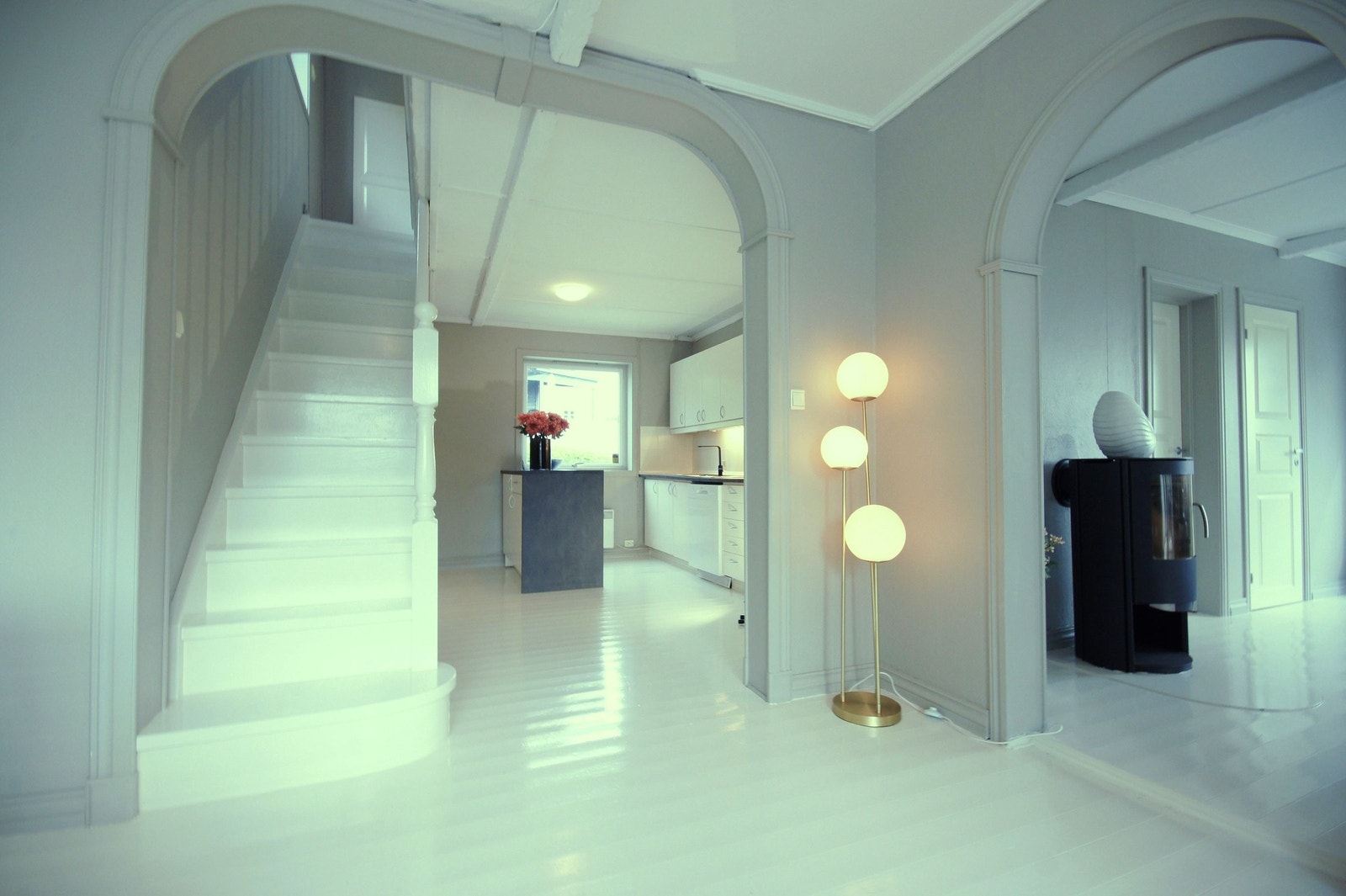 Fra spisestue til kjøkkenet. Galleribilde