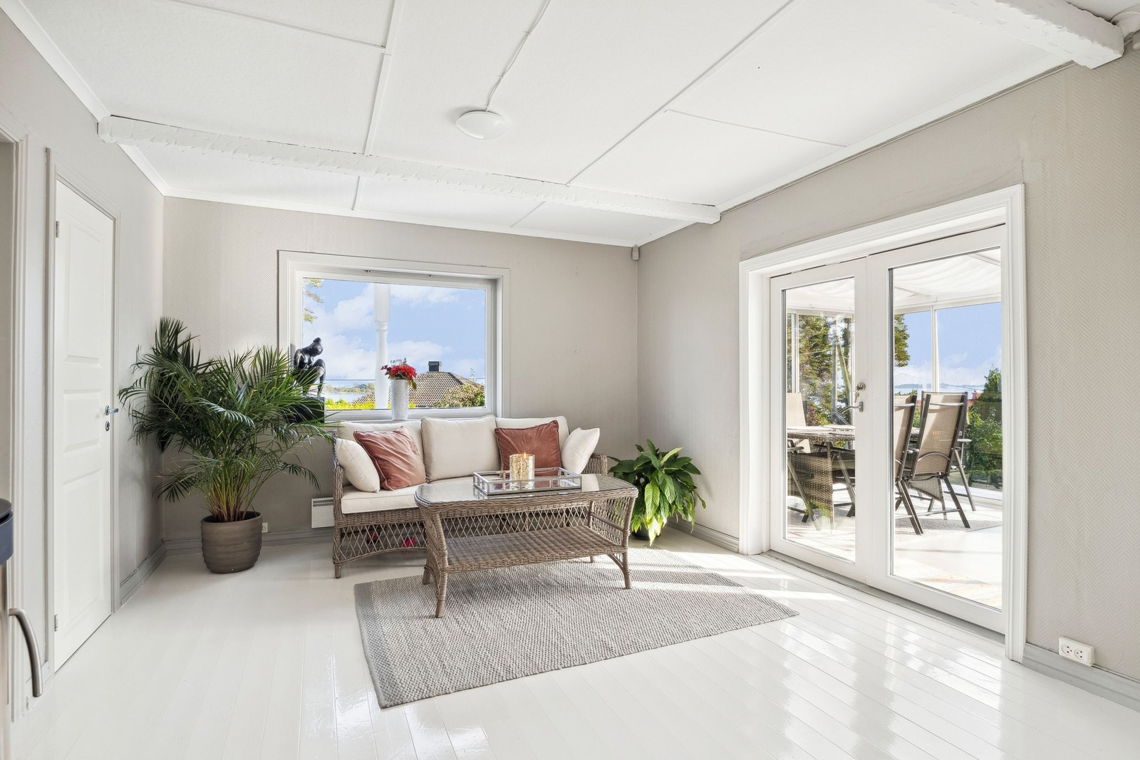 Stue, sjøutsikt og dobbel terrassedør ute til hagestuen. Galleribilde