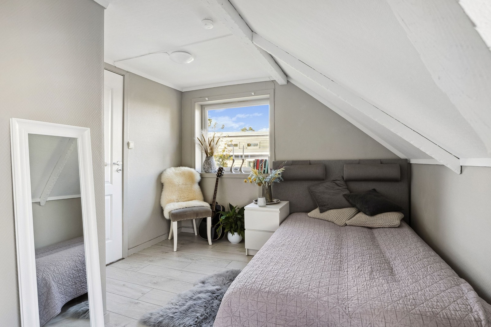 Soverom 2. etasje.
Dør til balkongen med havutsikt over Torgersøya og Ormøy. Galleribilde