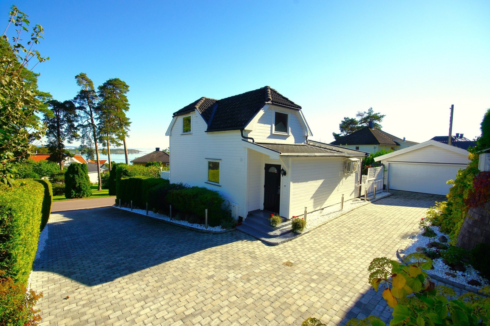 Hus, garasje og innkjørsel. Galleribilde