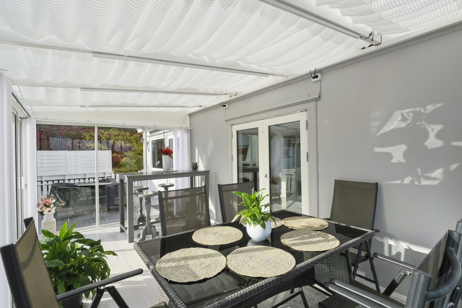 Hagestua med bar og tilknytning til terrasse med utepeis og sittegruppe. Galleribilde