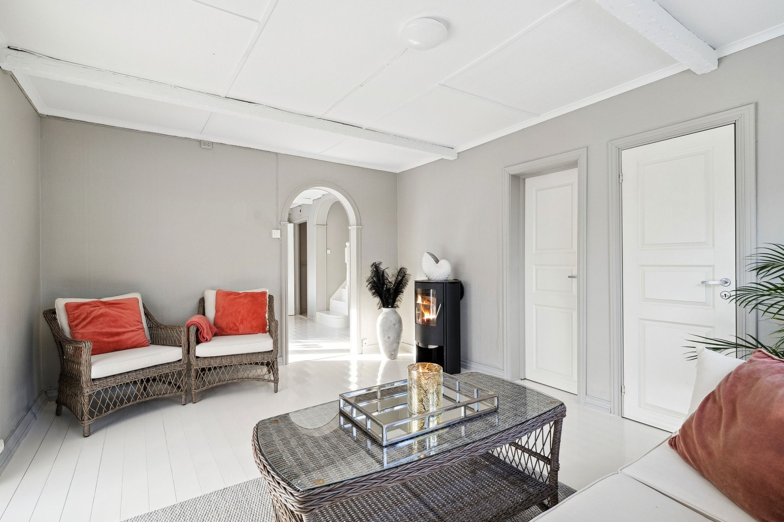 Stuen, peis og gjennomgang til spisestua og kjøkkenet. Galleribilde