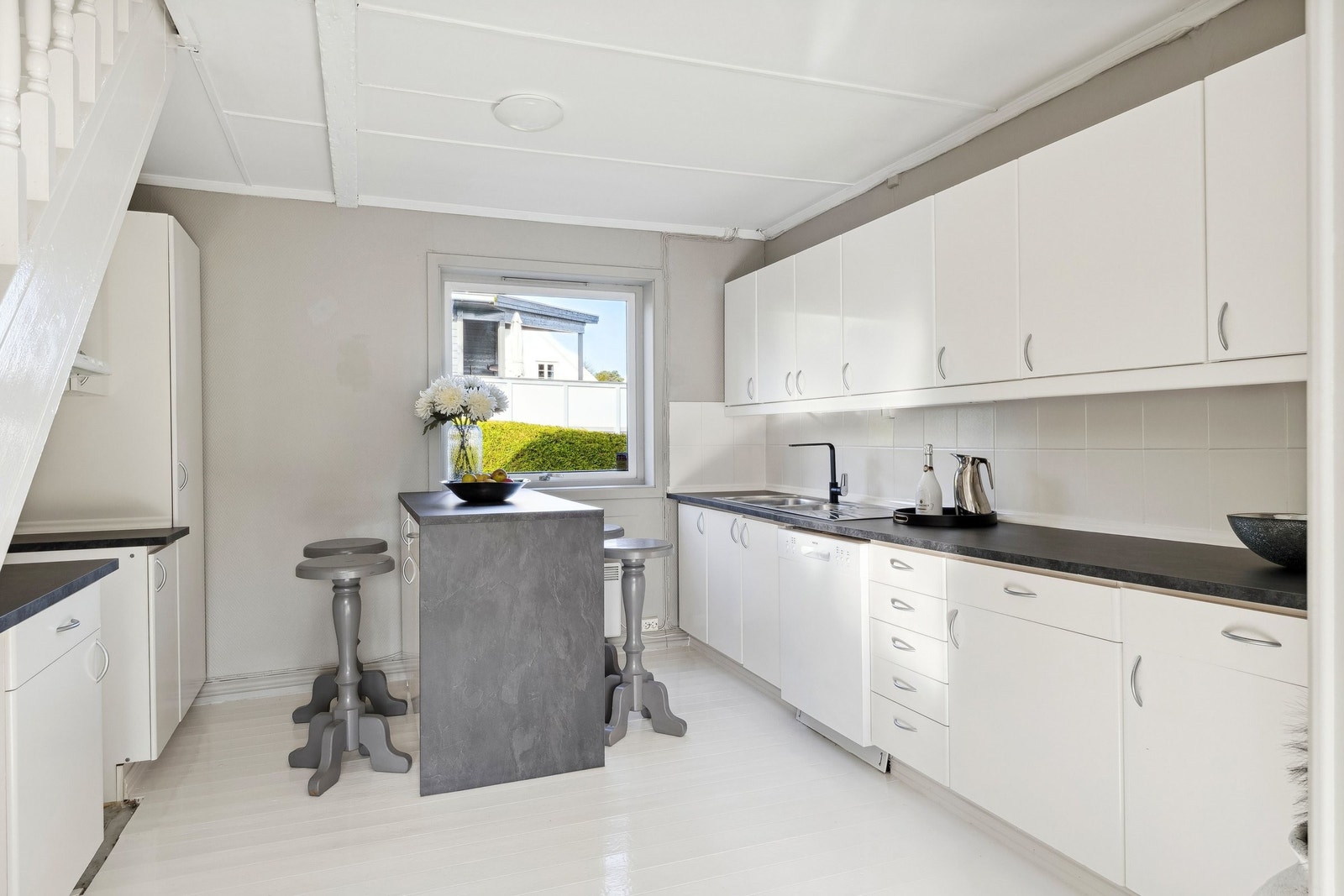 Lyst romslig kjøkken, mye oppbevaringsplass.
Kjøkkenøya kan brukes som spiseplass, buffet eller skap. Galleribilde