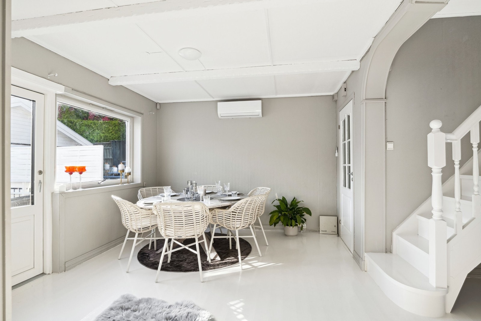 Mye lys, men koselig med riktig intimbelysning. Trappen til 2. etasje. Galleribilde