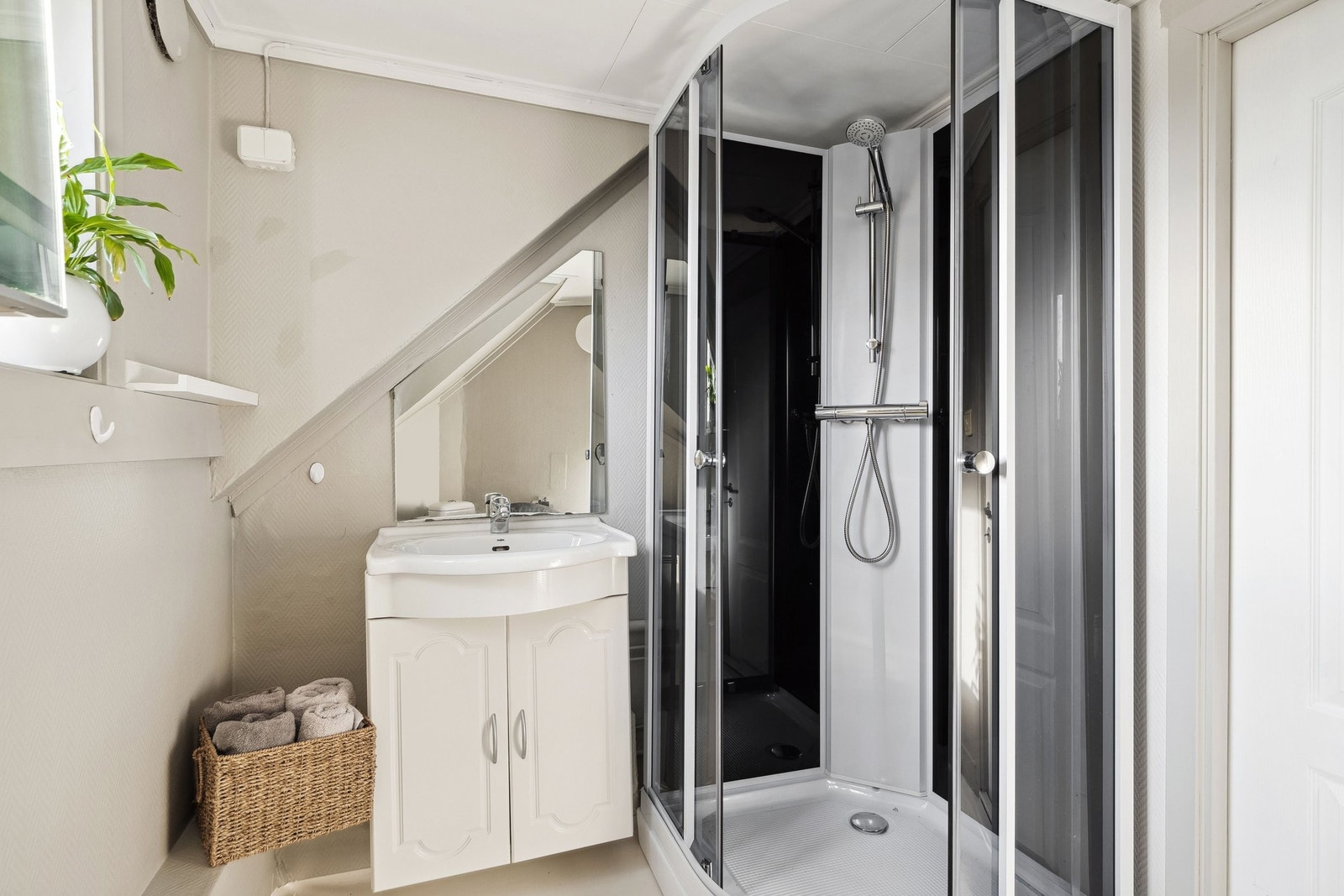 Bad 2. etasje med ny dusj. Galleribilde