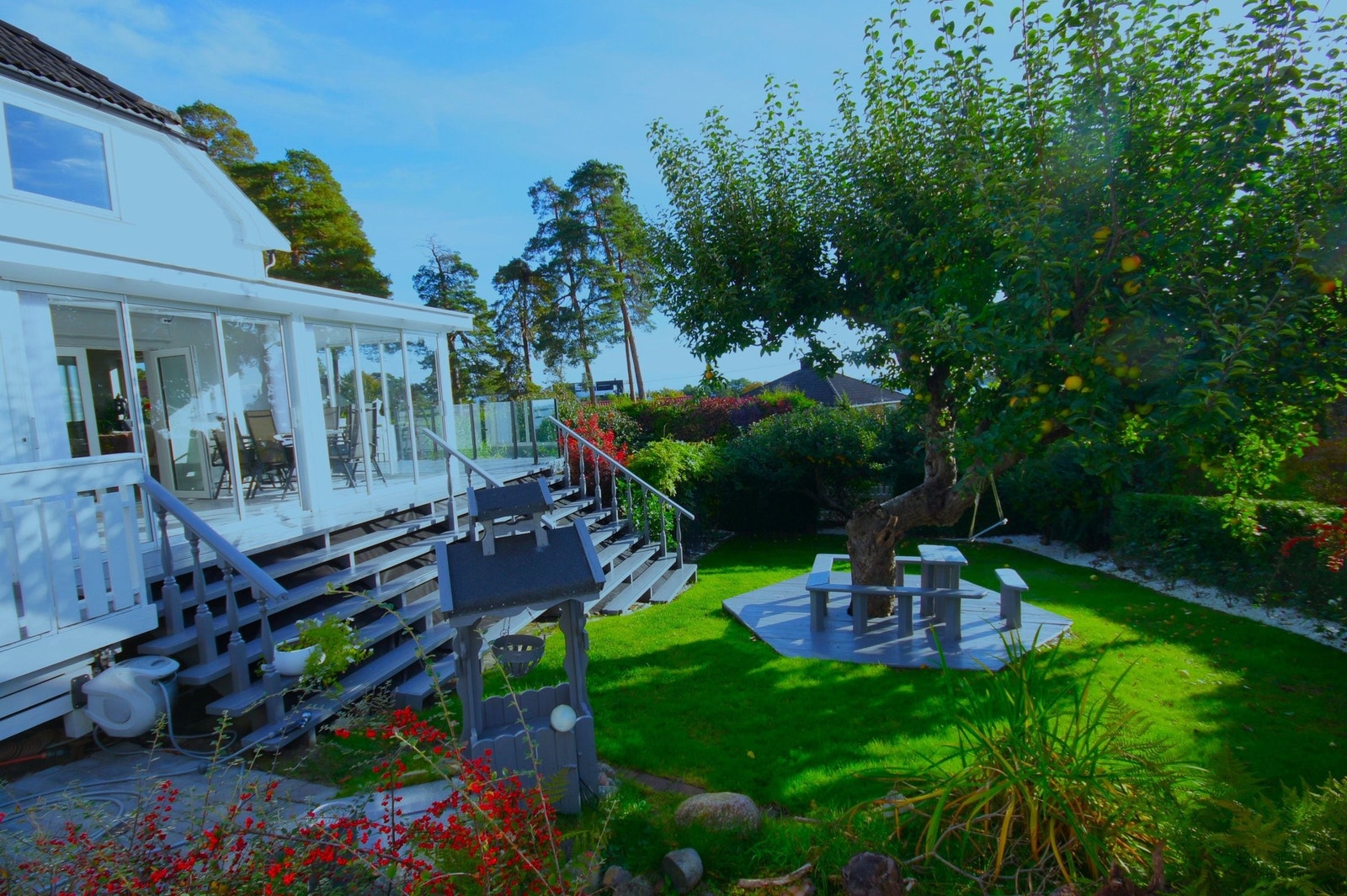 Inngang til hagen fra innkjørselen. Den er fint gjemmet bak buskene, slik at det er ikke mulig å se inn fra veien. Galleribilde