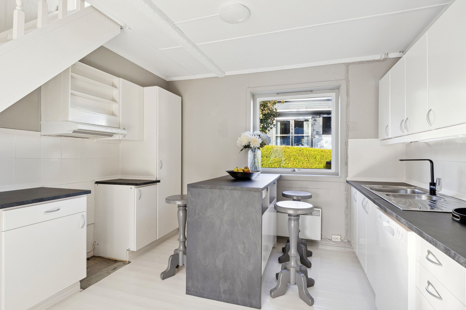 Perfekt kjøkken både for matlaging og sosialt. Galleribilde