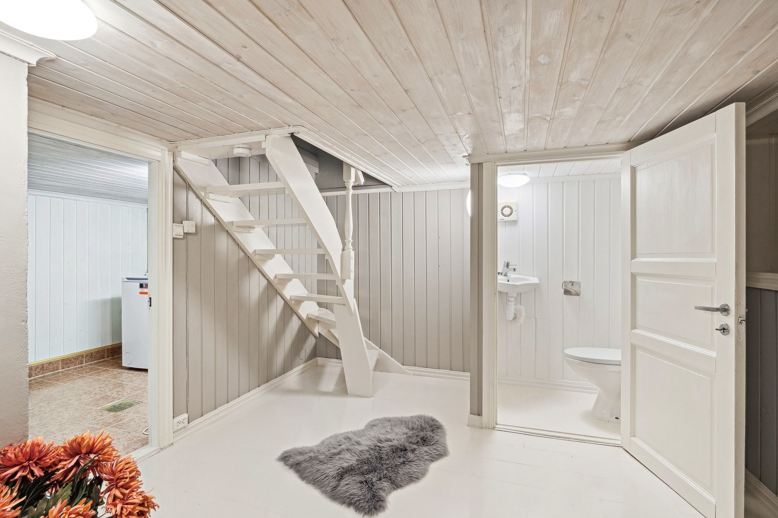 Fin kjeller, toalett, vaskerom, soverom.
Kjeller ha lav takhøyde. Galleribilde