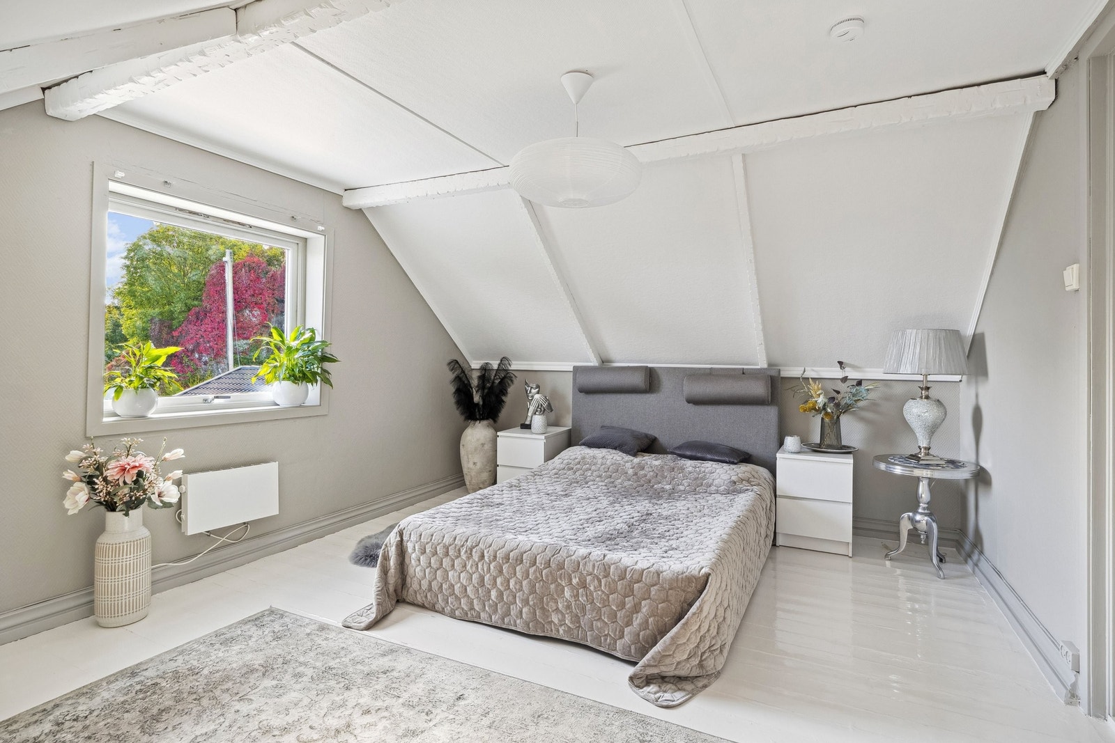 Terrassedør rett ut til balkongen og spektakulær sjøutsikt over skjærgården. Galleribilde