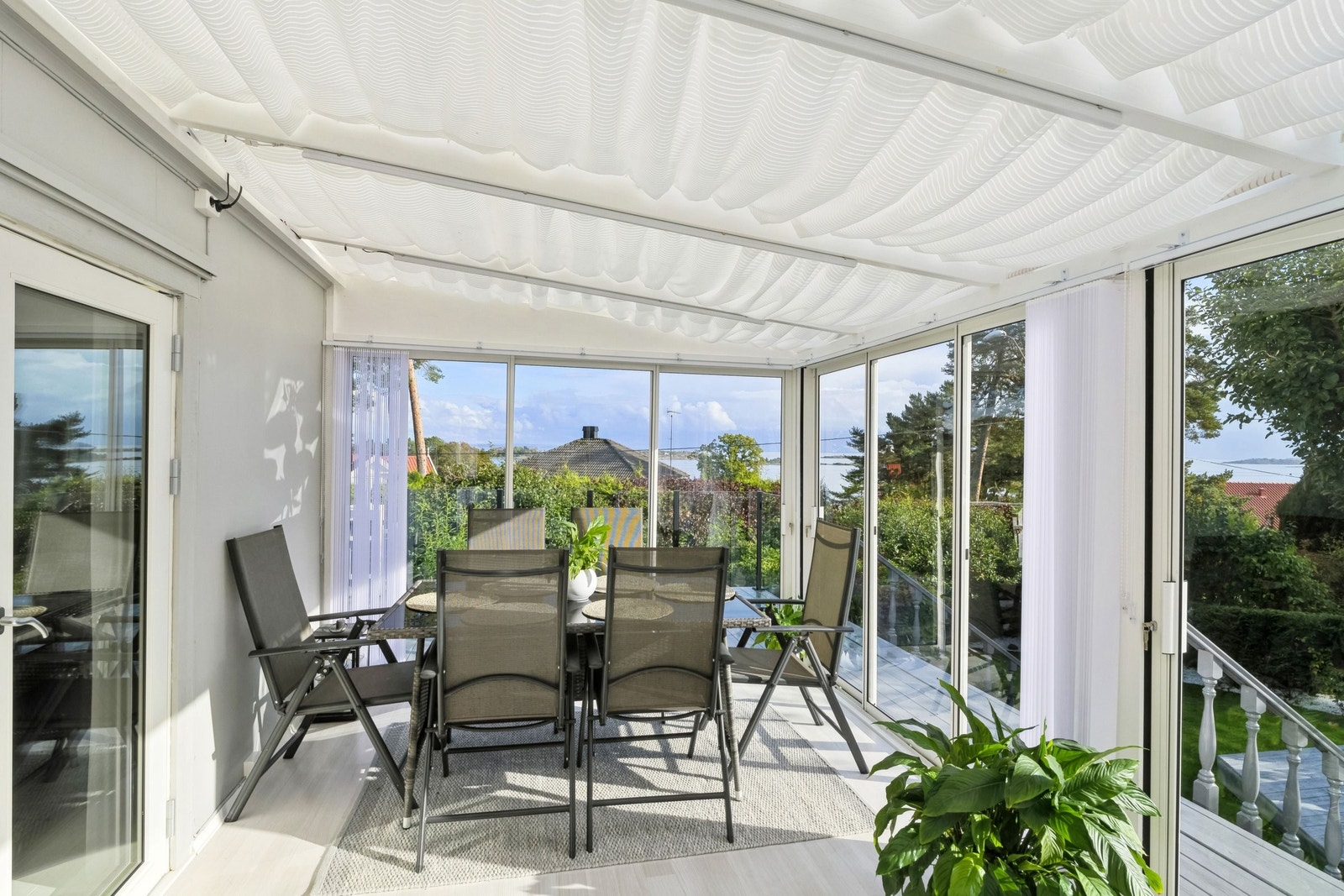 Nybygget hagestua.
Kan åpnes fra alle sider med skyvedører.
Tilgang til grillplass og terrasse. Sjøutsikt. Galleribilde