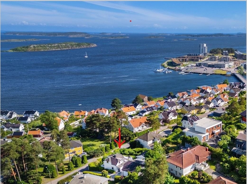 Dronebilde av husplassering i forhold til skjærgården.
Ca 90m til Rødsteinstrand. Galleribilde