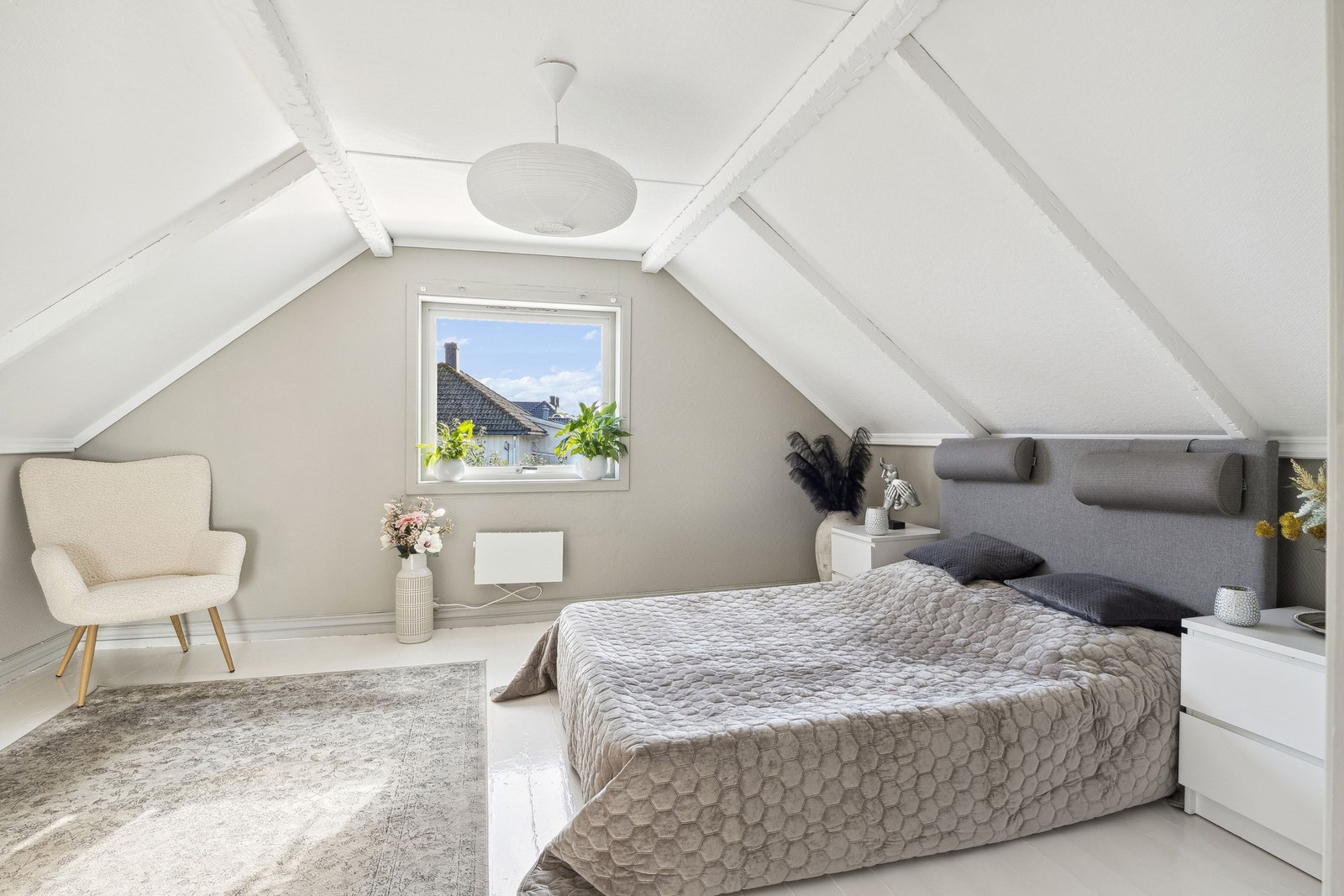 Hovedsoverom.
Originalt tregulv.
Vindu med havutsikt mot Jarlsø. Galleribilde