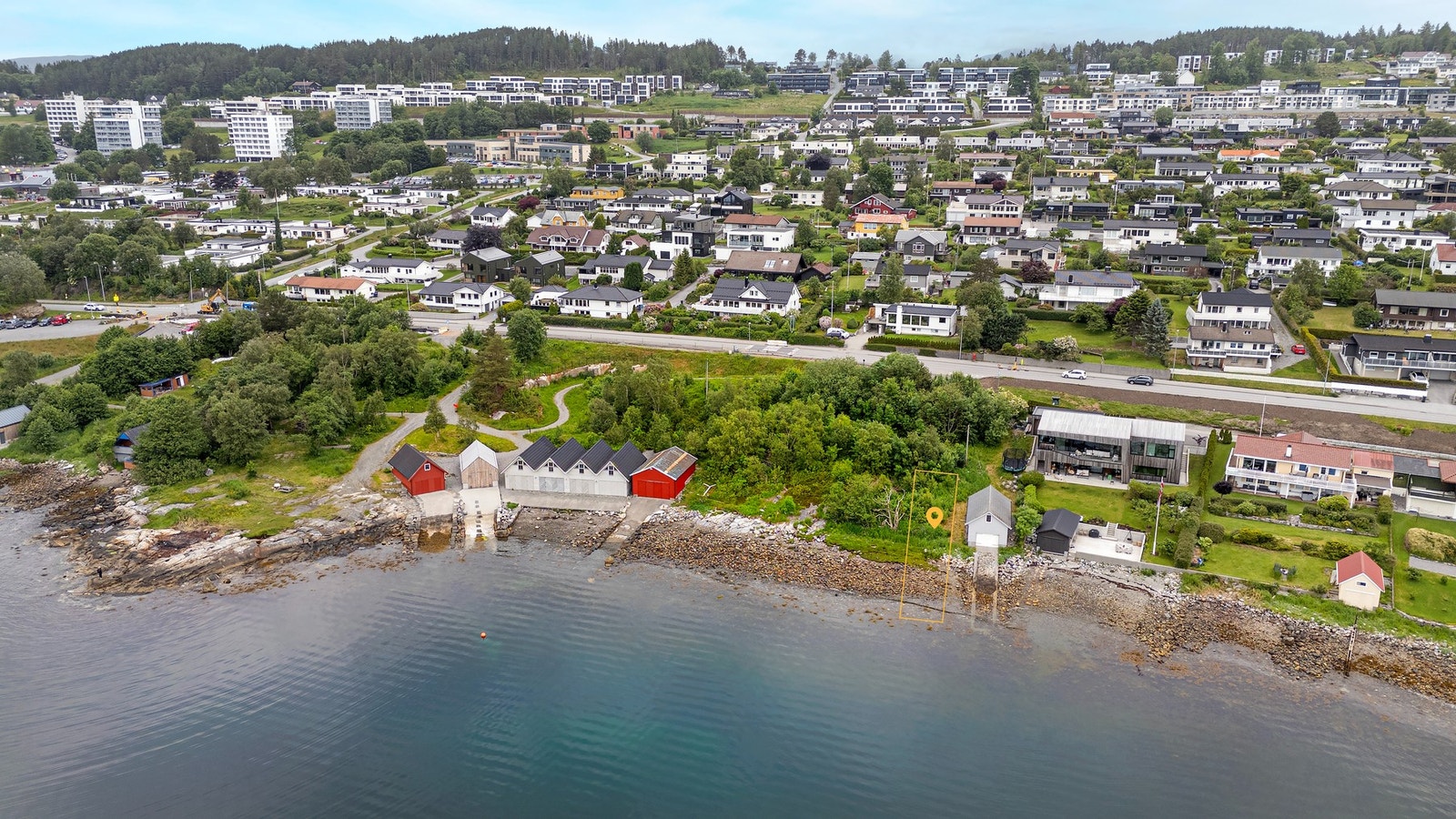 Kort vei til butikk og en flott tursti like ved som går helt til Bogneset. Galleribilde