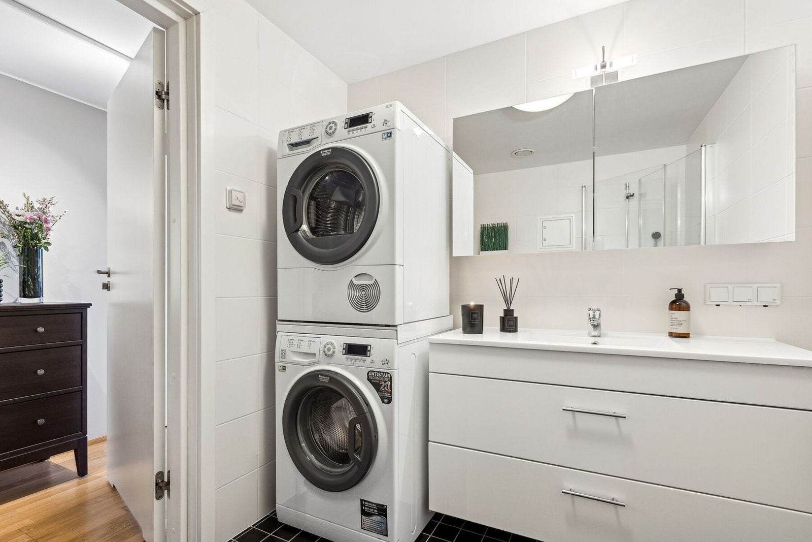 Boligen har to flotte baderom - et baderom med adkomst fra gangen og et med direkte inngang fra hovedsoverommet. Galleribilde