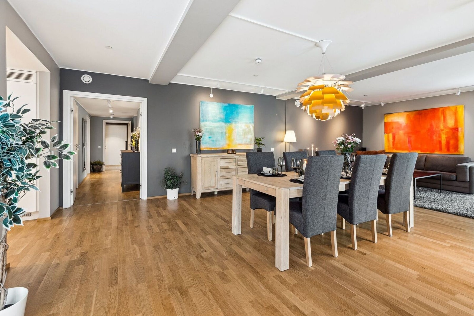 Den åpne stue- og spisestueløsningen gir en luftig atmosfære og rommer både sofagruppe og spisebord. Galleribilde