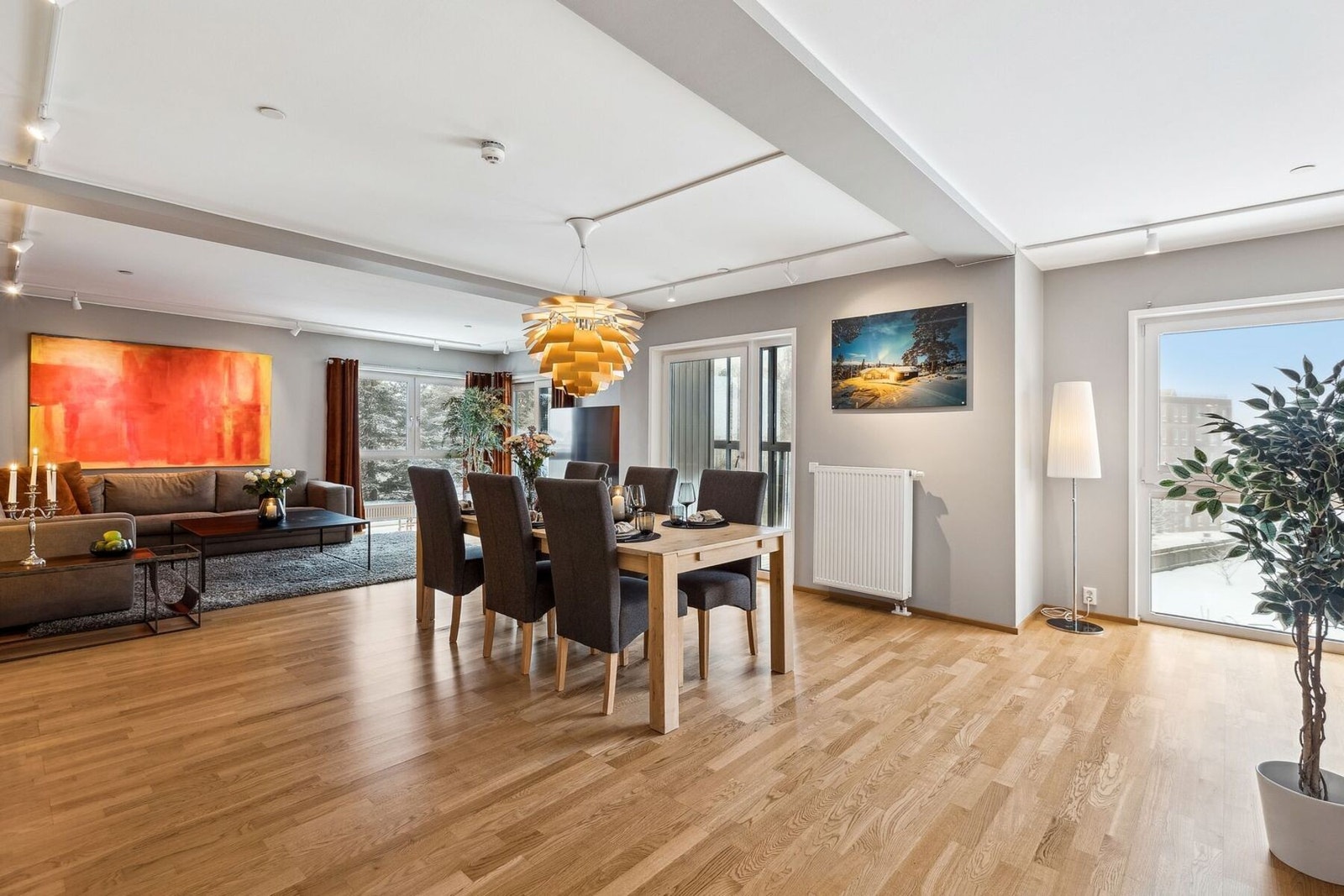 Leiligheten har en gjennomtenkt planløsning med åpen stue- og spisestueløsning. Galleribilde