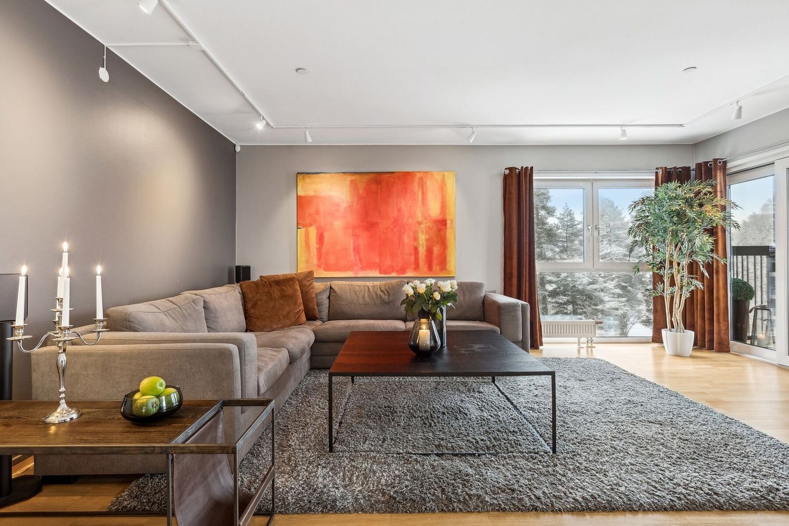 De store vindusflatene slipper inn rikelig med naturlig lys. Galleribilde