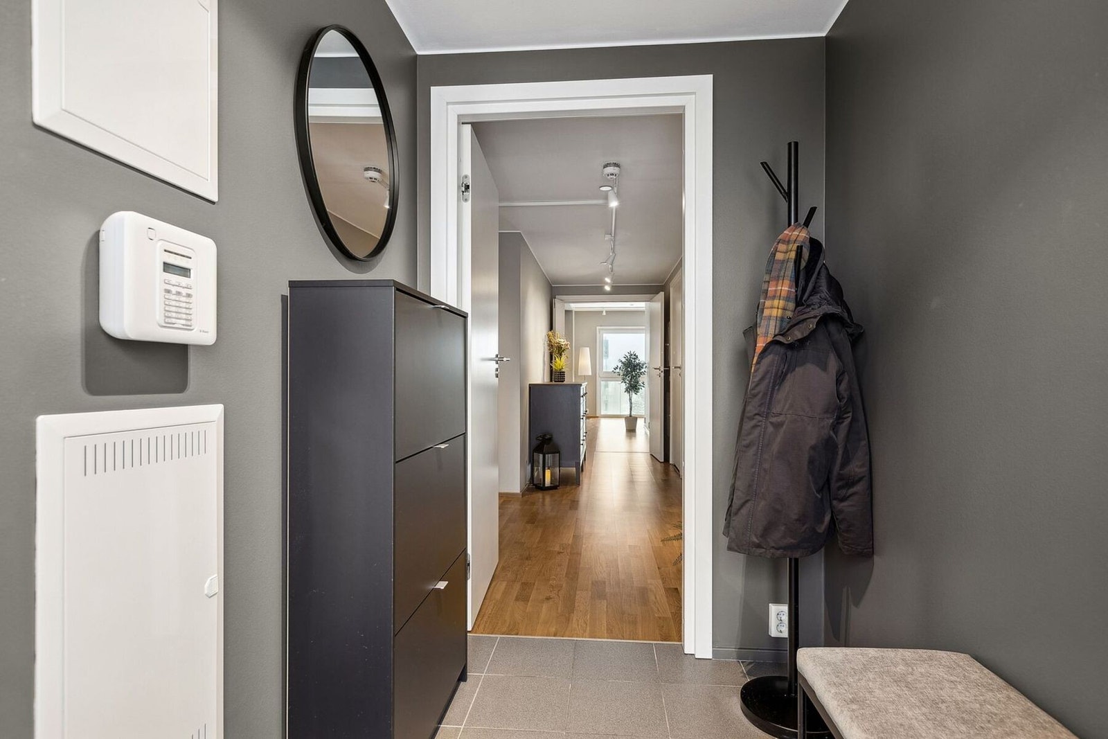 Boligen ønsker velkommen med en innbydende, fliset entrè med varmekabler. Galleribilde