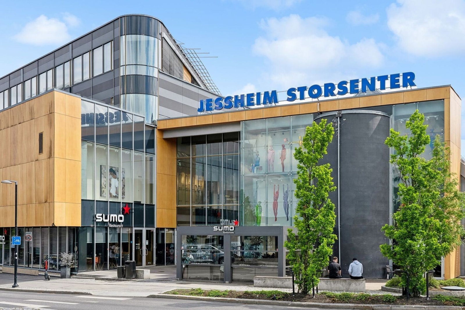 Fra eiendommen kan du tusle bort til storsenteret med alt av butikker og spisesteder. Galleribilde