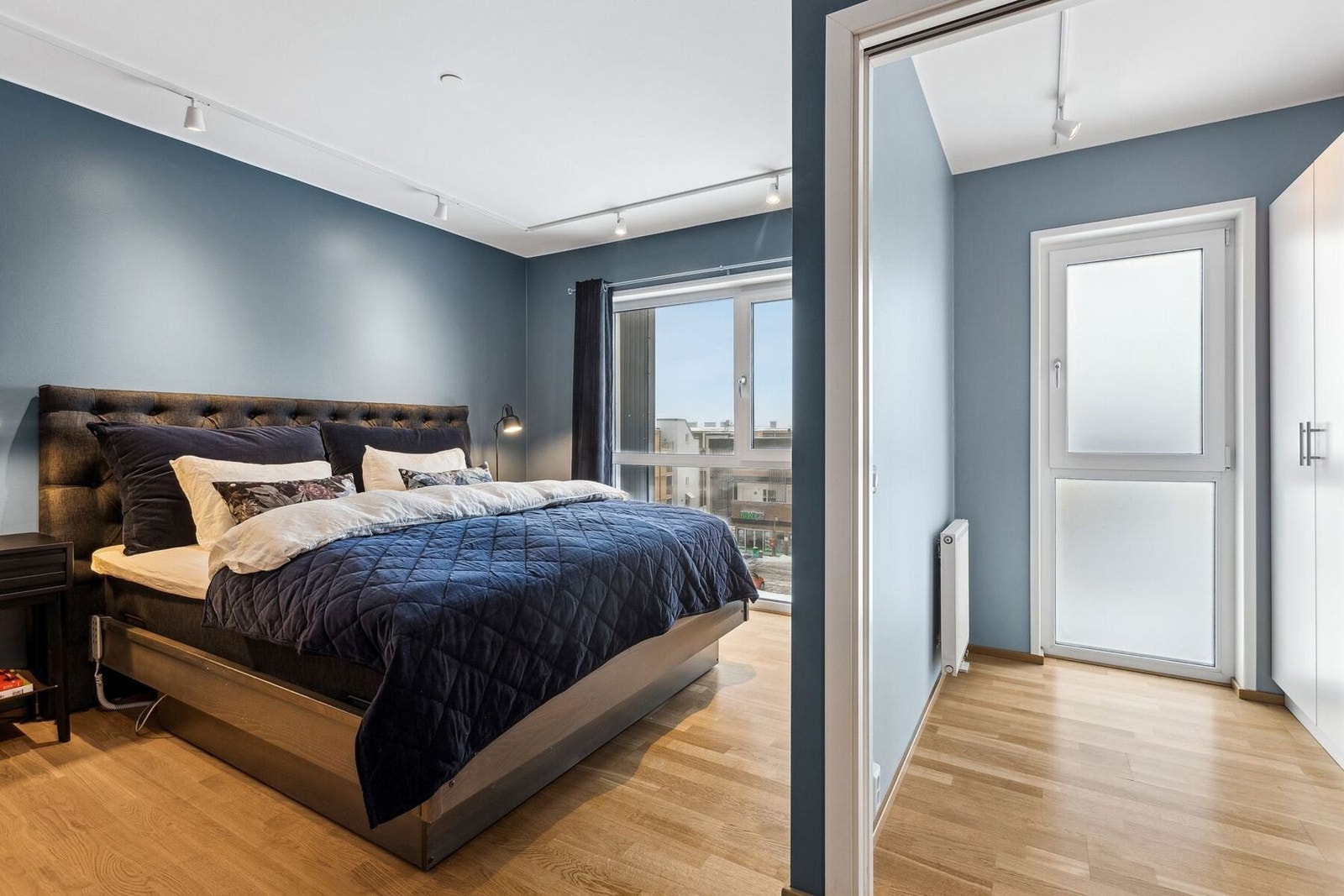 Hovedsoverommet har god plass til dobbeltseng med tilhørende møblement. Galleribilde