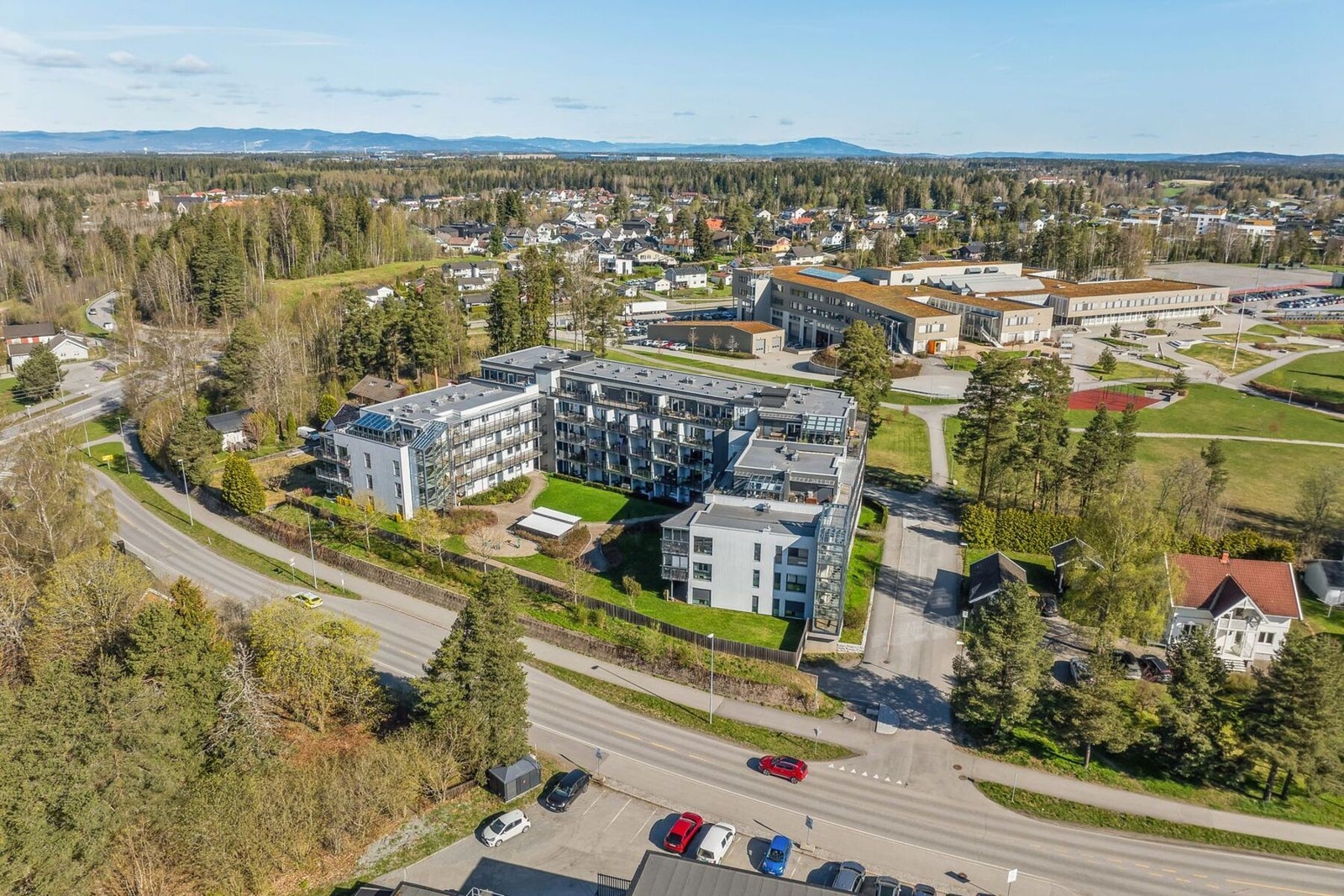 Offentlig transport er lett tilgjengelig, med gode buss- og togforbindelser, samt rask tilgang til hovedveinettet. Galleribilde