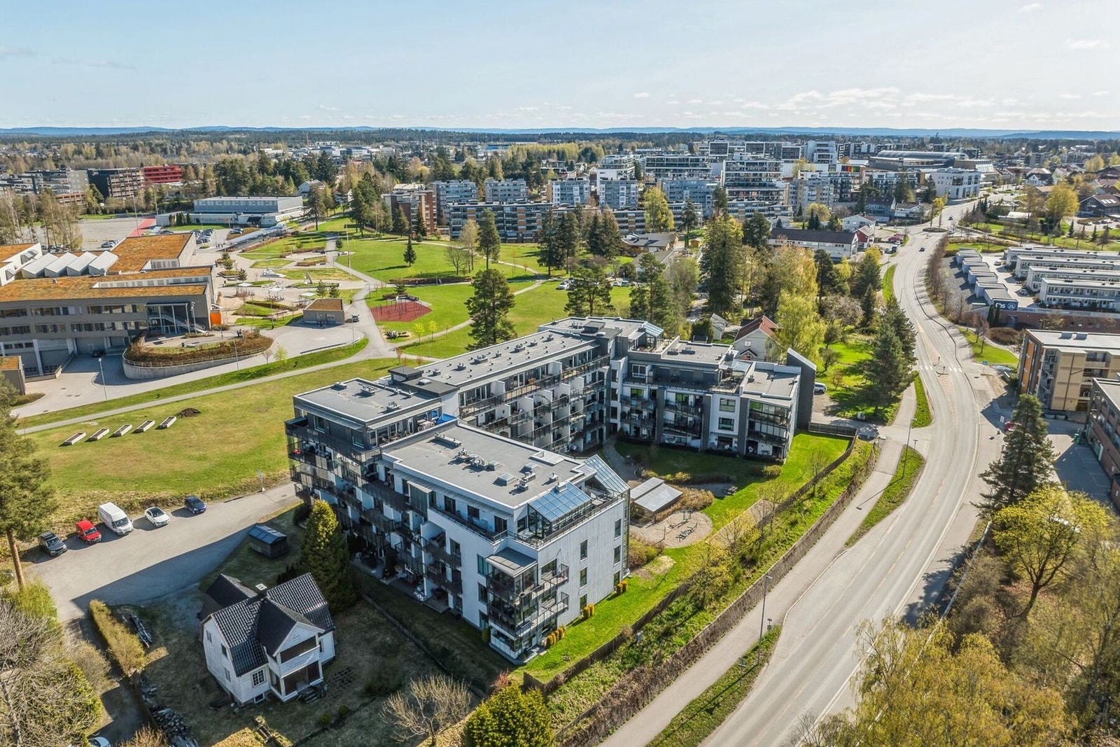 Fra eiendommen er det gangavstand til skoler for alle alderstrinn. Galleribilde