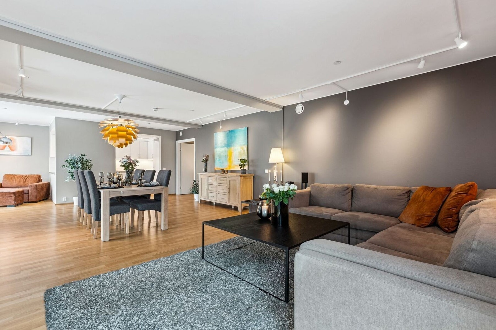 Boligen ligger høyt og solrikt til, med en luftig plassering som gir god utsikt og et privat preg. Galleribilde