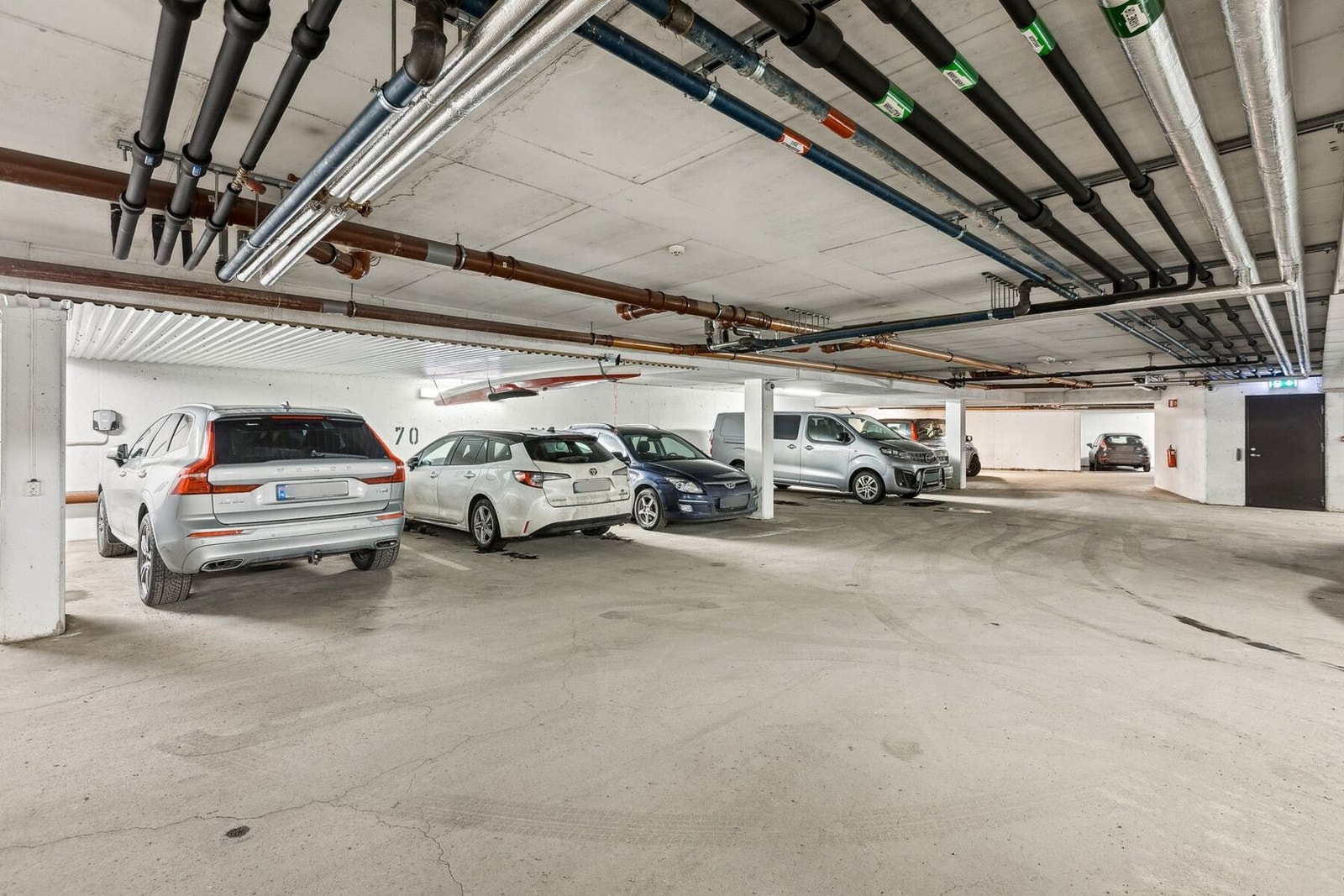 Leiligheten disponerer en garasjeplass i felles garasjeanlegg med el-billader. Galleribilde